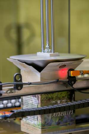 Ecopack Masterform machine filling a packaging box